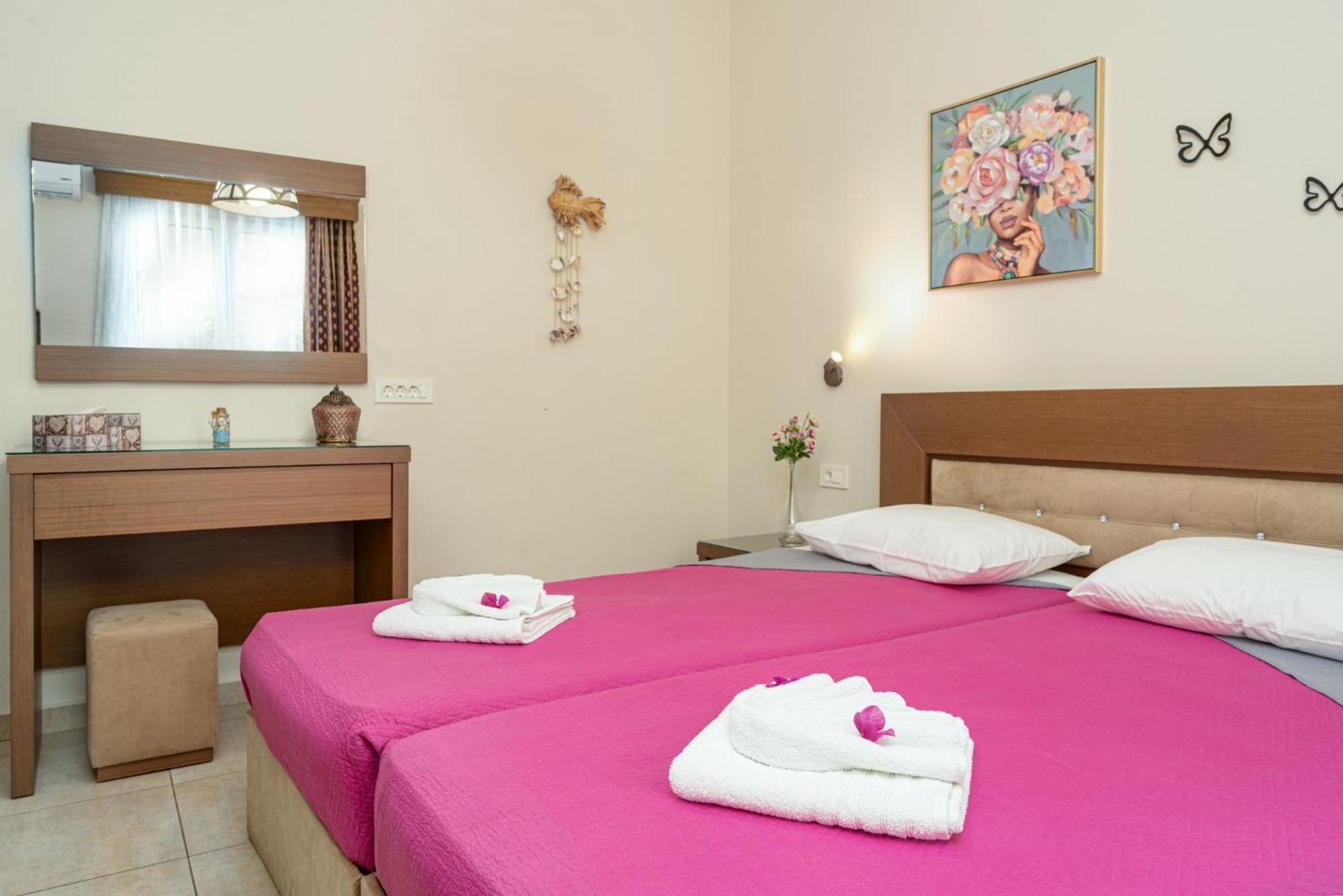 Stathis Beachfront Luxury Rooms Kalamákion Rum bild