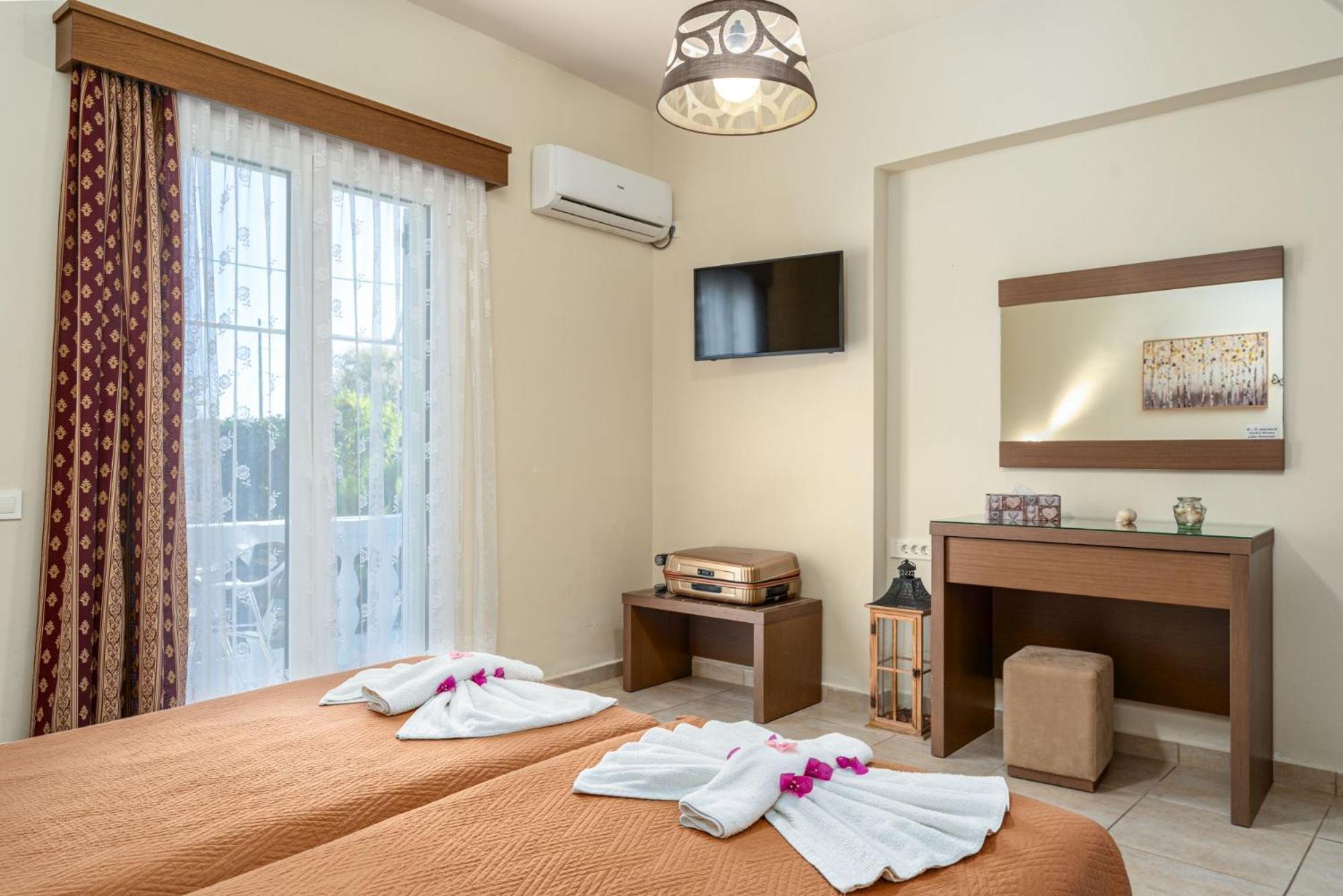 Stathis Beachfront Luxury Rooms Kalamákion Exteriör bild