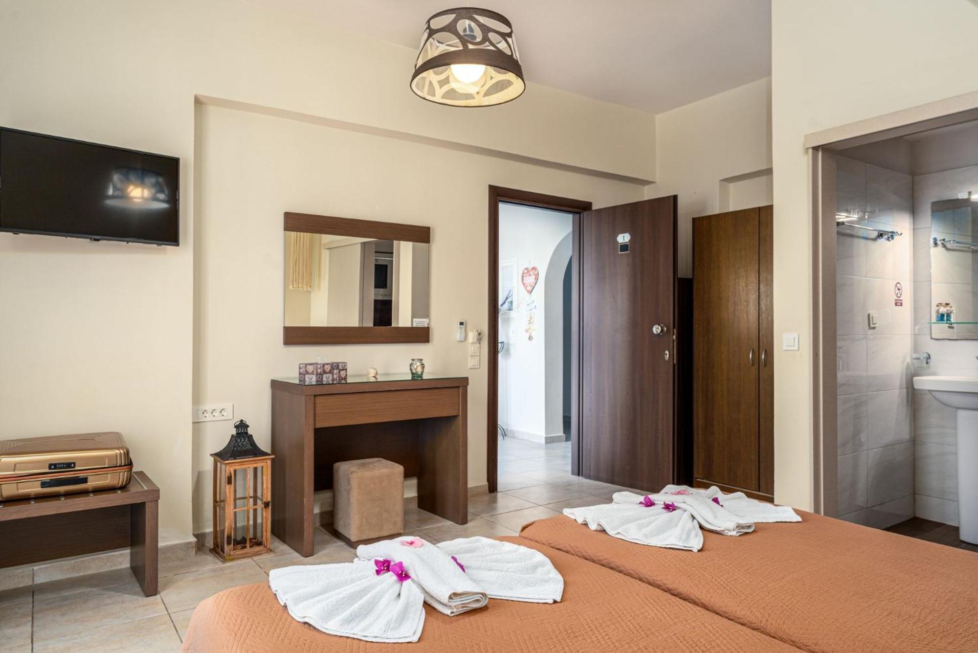 Stathis Beachfront Luxury Rooms Kalamákion Exteriör bild