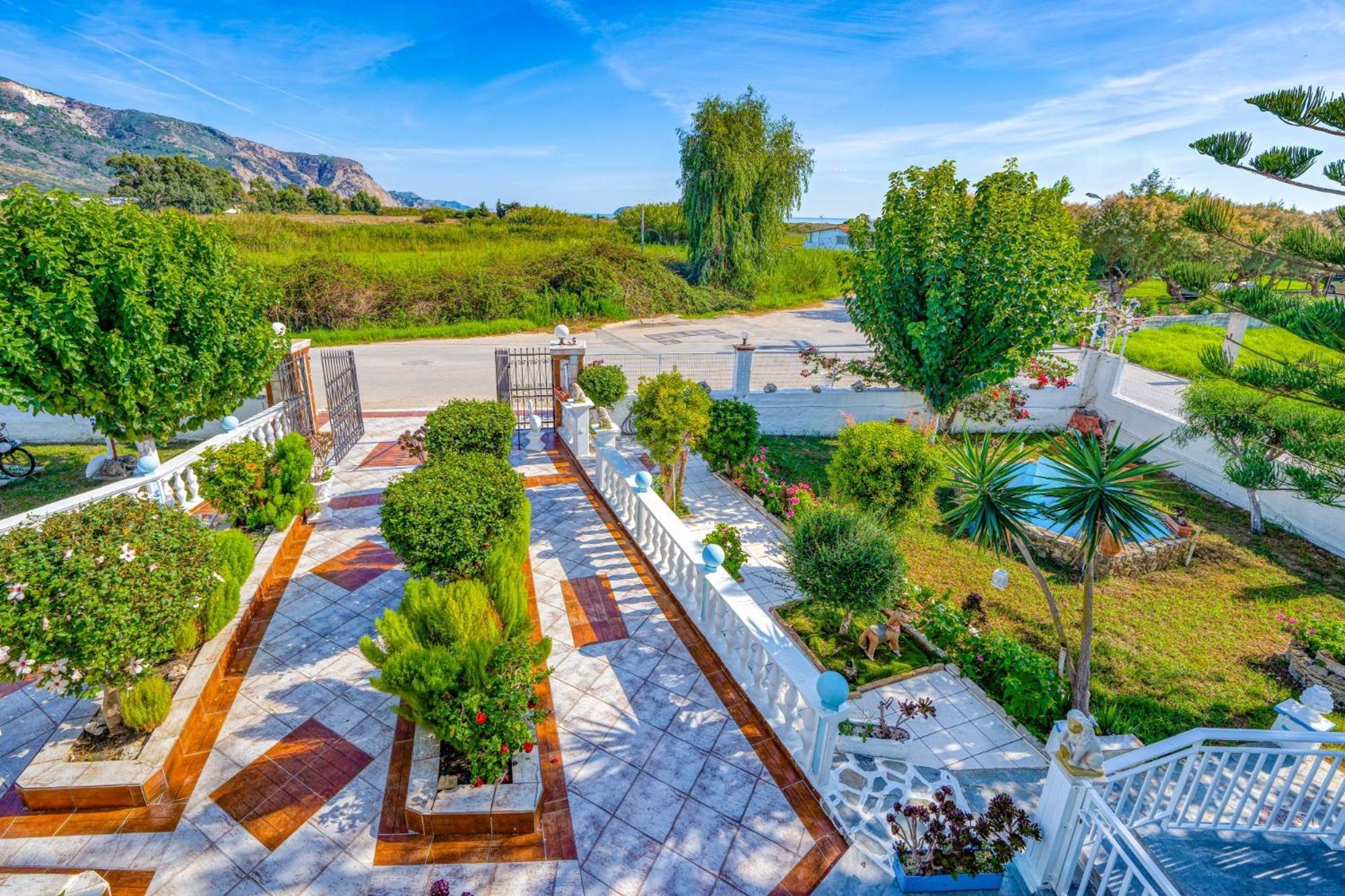 Stathis Beachfront Luxury Rooms Kalamákion Exteriör bild